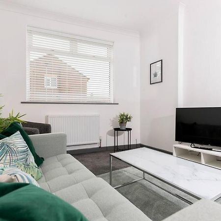 Modern Centrally Located 3 Bed Property With Tvs In Each Bedroom Super Fast Wifi And Crisp White Hotel Linen Hosted By Our Home Short Stays Darlington  Esterno foto