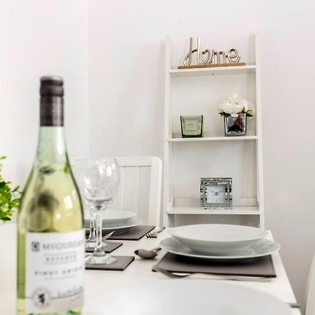 Modern Centrally Located 3 Bed Property With Tvs In Each Bedroom Super Fast Wifi And Crisp White Hotel Linen Hosted By Our Home Short Stays Darlington  Esterno foto