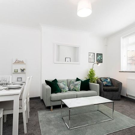 Modern Centrally Located 3 Bed Property With Tvs In Each Bedroom Super Fast Wifi And Crisp White Hotel Linen Hosted By Our Home Short Stays Darlington  Esterno foto