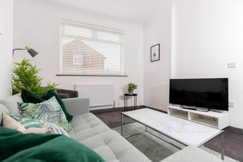 Modern Centrally Located 3 Bed Property With Tvs In Each Bedroom Super Fast Wifi And Crisp White Hotel Linen Hosted By Our Home Short Stays Darlington  Esterno foto