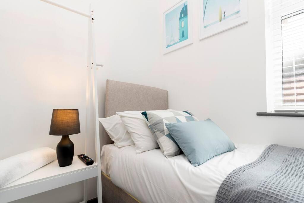 Modern Centrally Located 3 Bed Property With Tvs In Each Bedroom Super Fast Wifi And Crisp White Hotel Linen Hosted By Our Home Short Stays Darlington  Esterno foto