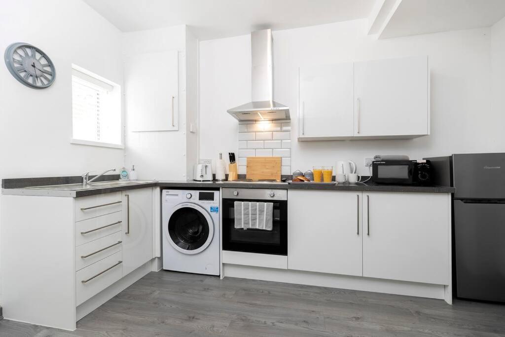 Modern Centrally Located 3 Bed Property With Tvs In Each Bedroom Super Fast Wifi And Crisp White Hotel Linen Hosted By Our Home Short Stays Darlington  Esterno foto