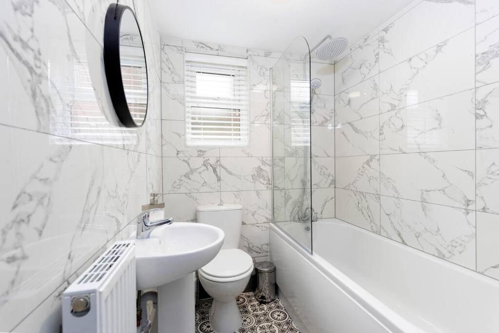 Modern Centrally Located 3 Bed Property With Tvs In Each Bedroom Super Fast Wifi And Crisp White Hotel Linen Hosted By Our Home Short Stays Darlington  Esterno foto