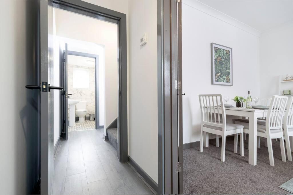 Modern Centrally Located 3 Bed Property With Tvs In Each Bedroom Super Fast Wifi And Crisp White Hotel Linen Hosted By Our Home Short Stays Darlington  Esterno foto