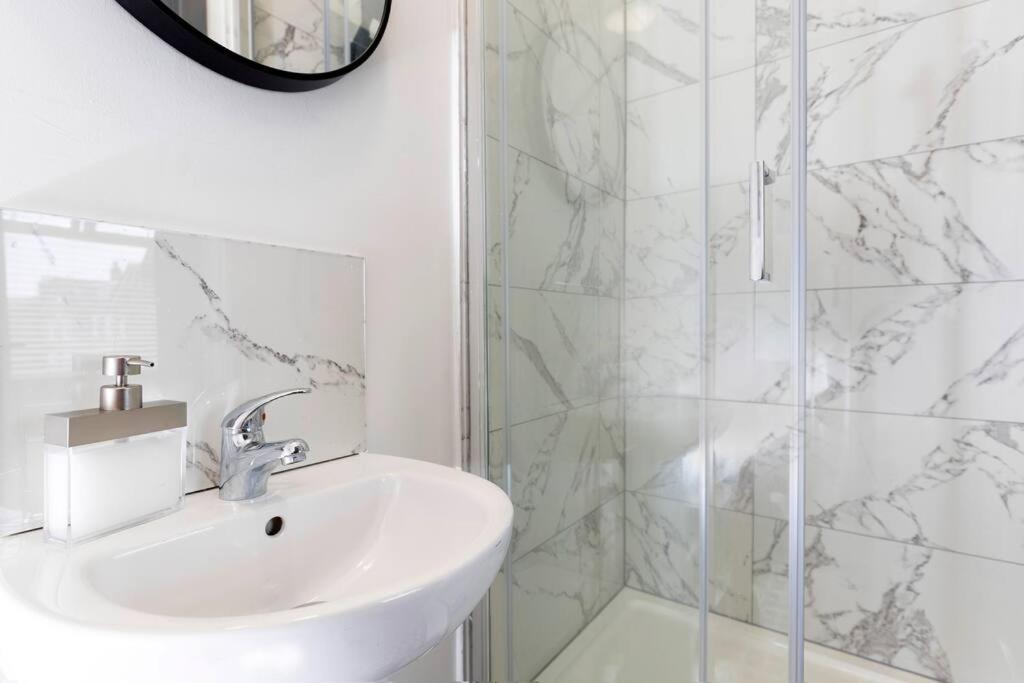 Modern Centrally Located 3 Bed Property With Tvs In Each Bedroom Super Fast Wifi And Crisp White Hotel Linen Hosted By Our Home Short Stays Darlington  Esterno foto