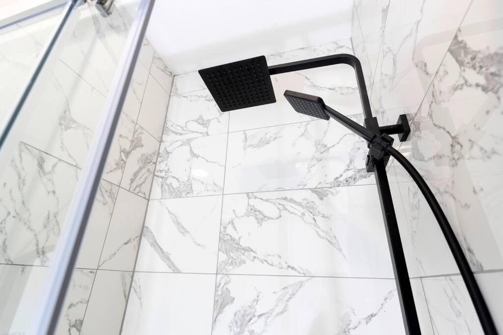 Modern Centrally Located 3 Bed Property With Tvs In Each Bedroom Super Fast Wifi And Crisp White Hotel Linen Hosted By Our Home Short Stays Darlington  Esterno foto