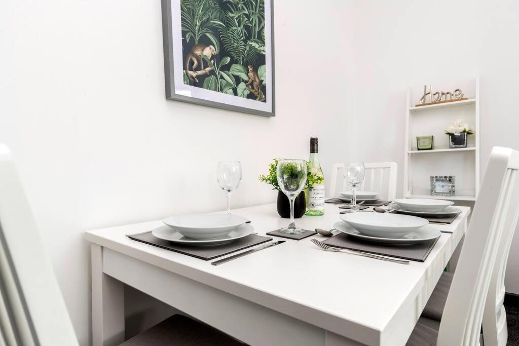 Modern Centrally Located 3 Bed Property With Tvs In Each Bedroom Super Fast Wifi And Crisp White Hotel Linen Hosted By Our Home Short Stays Darlington  Esterno foto