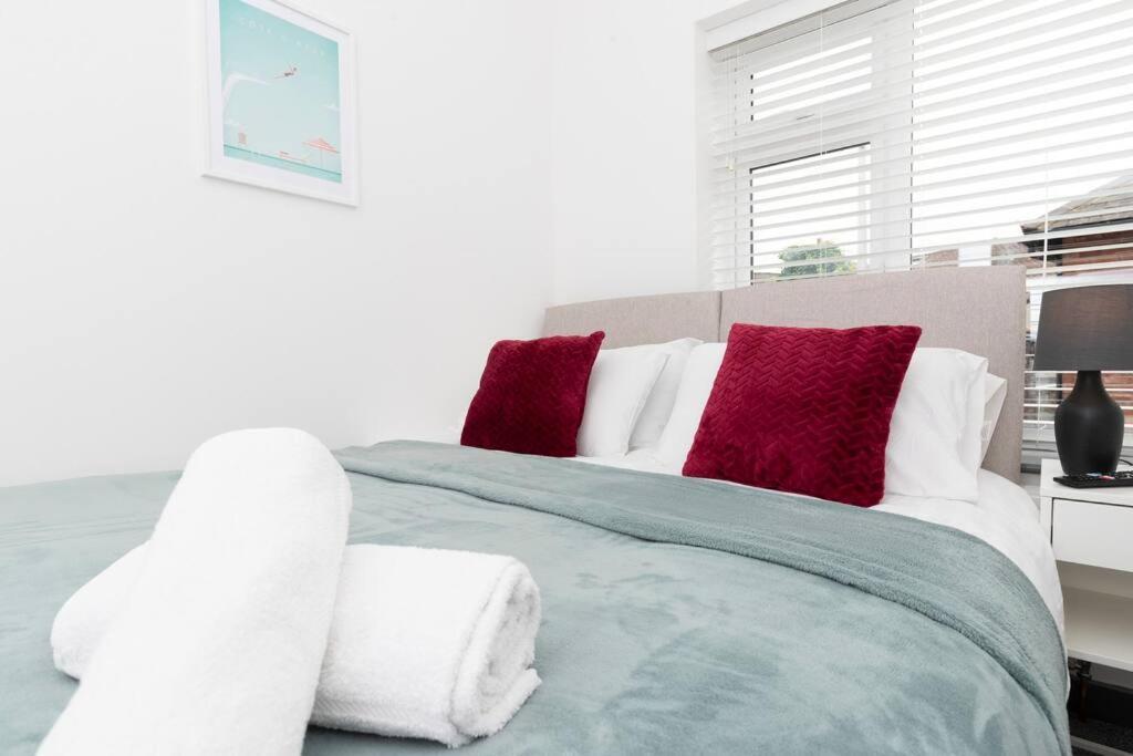 Modern Centrally Located 3 Bed Property With Tvs In Each Bedroom Super Fast Wifi And Crisp White Hotel Linen Hosted By Our Home Short Stays Darlington  Esterno foto