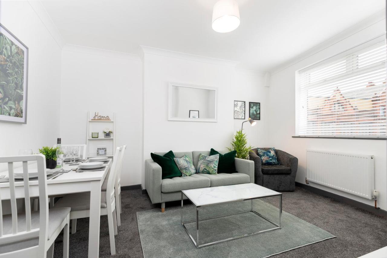 Modern Centrally Located 3 Bed Property With Tvs In Each Bedroom Super Fast Wifi And Crisp White Hotel Linen Hosted By Our Home Short Stays Darlington  Esterno foto